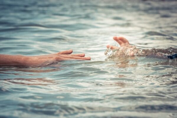 DVA BRATA U ZAGRLJAJU OTIŠLA U SMRT: Tinejdžeri se udavili na ljetovanju, u vodi pronađena zagrljena tijela