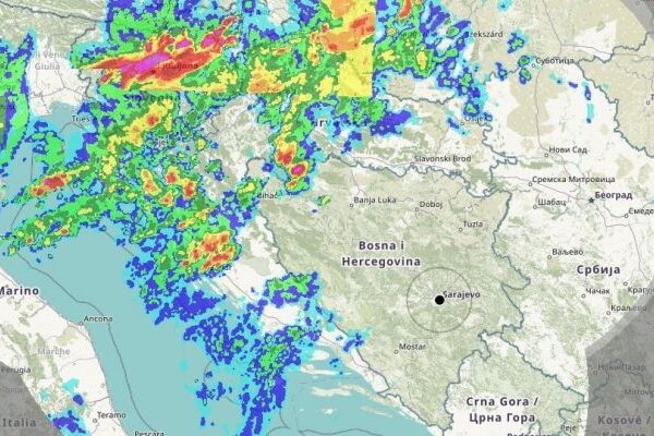 PRATITE UŽIVO OLUJU KOJA HARA REGIONOM: Veliko Nevrijeme Ide Prema Našoj Zemlji (VIDEO)