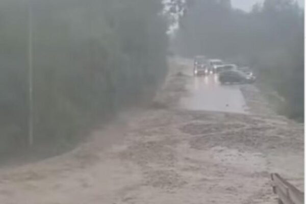 SNAŽNO NEVRIJEME POGODILO OVAJ DIO SRBIJE, APOKALIPTIČNE SCENE: Poplave i blokirani putevi nakon iznenadnog olujnog udara! (VIDEO)