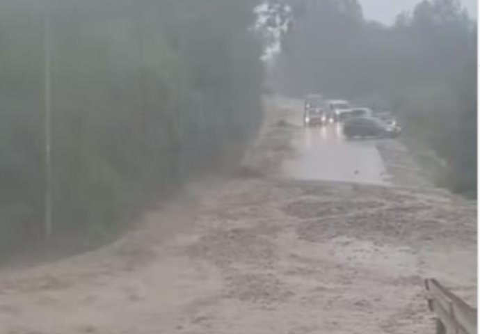 SNAŽNO NEVRIJEME POGODILO OVAJ DIO SRBIJE, APOKALIPTIČNE SCENE: Poplave i blokirani putevi nakon iznenadnog olujnog udara! (VIDEO)