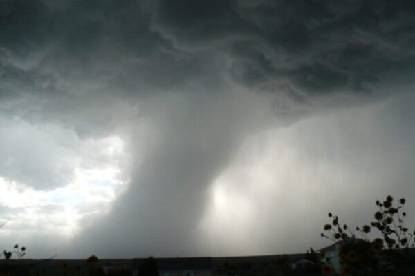 STIŽE RAZORNI TORNADO! METEOROLOZI POSLALI HITNO UPOZORENJE: Ova Evropska Država Je Na Udaru