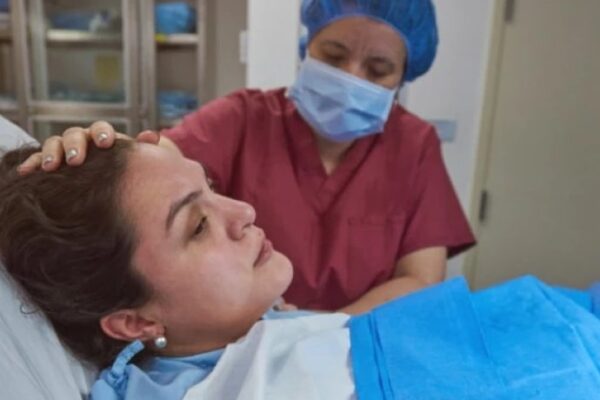 POROĐAJ KOJI JE ŠOKIRAO LJEKARE: Ono što su izvukli iz MAJČINE utrobe zaprepastilo je sve doktore (FOTO)