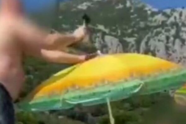 SNIMAK MUŠKARCA NA PLAŽI KAKO POSTAVLJA SUNCOBRAN NASMIJAO JE CIJELI BALKAN: Ovo je hit (VIDEO)