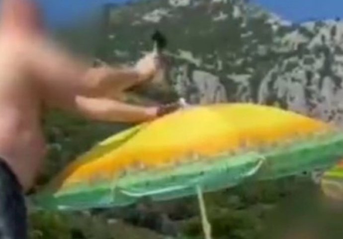 SNIMAK MUŠKARCA NA PLAŽI KAKO POSTAVLJA SUNCOBRAN NASMIJAO JE CIJELI BALKAN: Ovo je hit (VIDEO)