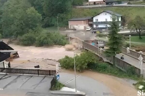 DRAMATIČNI SNIMAK: Most u Sloveniji se urušio, auto stao u zadnji tren