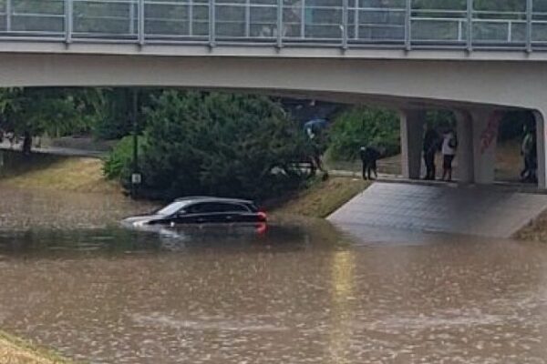 Dramatični prizori iz regiona: Vozila potopljena, vjetar nosio krovove (FOTO)