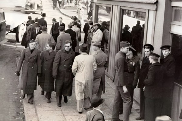 Fotografija iz 1943. zbunila ljude: “ON STOJI SAM. POGLEDAJTE ŠTA DRŽI U RUCI”